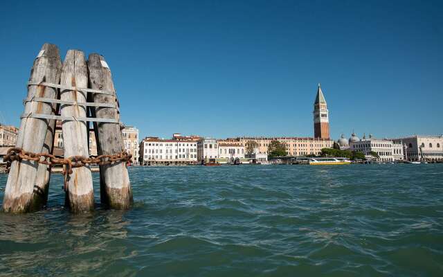 Hotel Monaco & Grand Canal