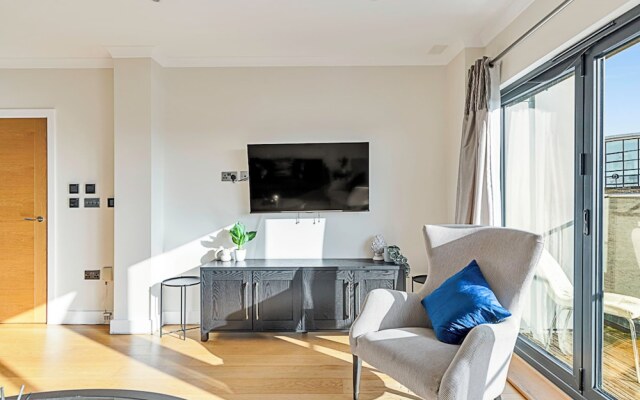 Penthouse Apartment In Brentford