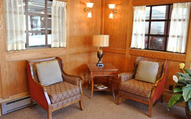 Cow Hollow Inn & Suites