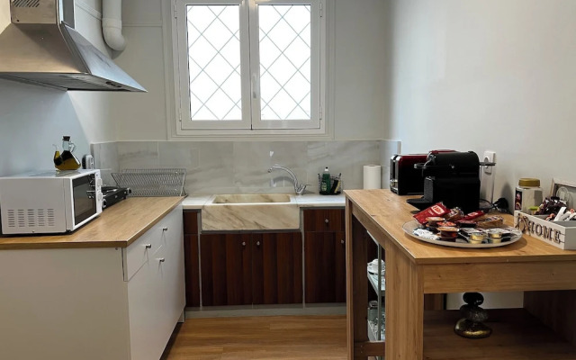 Caryatids Luxury Apartment