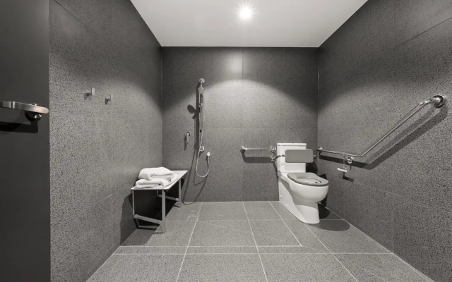 Immaculate Braddon Studio With Accessible Bathroom