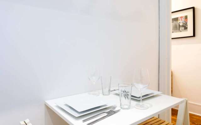 Bright Warwick Chambers Apartment