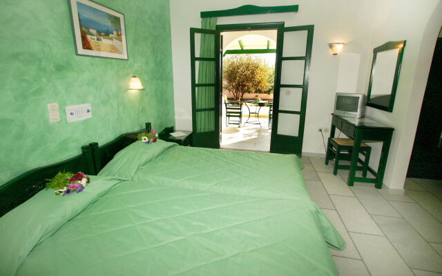 Studios Vrettos Beachfront Hotel