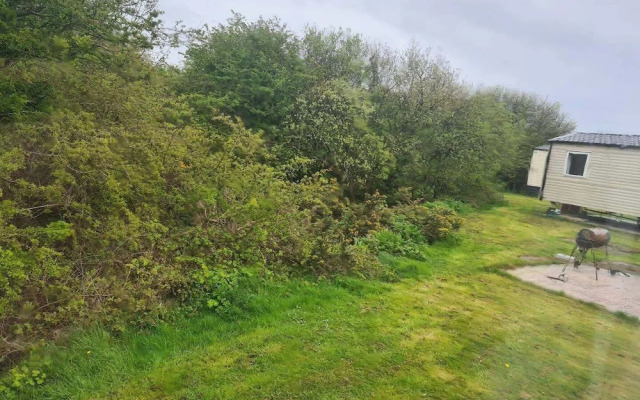 2 Bed Lodge - Sleeps 5 - Parking - Pets - Wifi