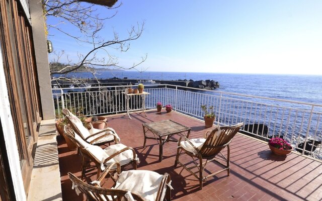 Cozy Holiday Home in Pozzillo with Terrace