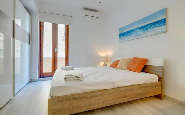 Stylish 2BR Apart, Steps Away from the Beach