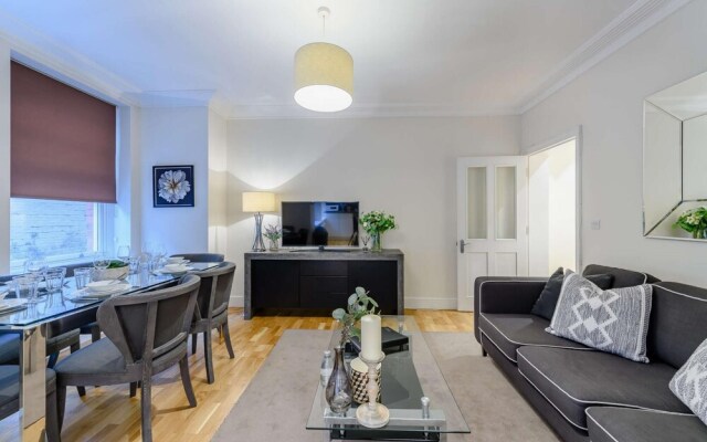 Modern Three Bedroom Apartment in Hammersmith