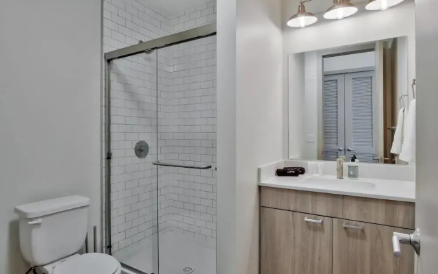 High End Old Town Loft + Pool + Clubhouse