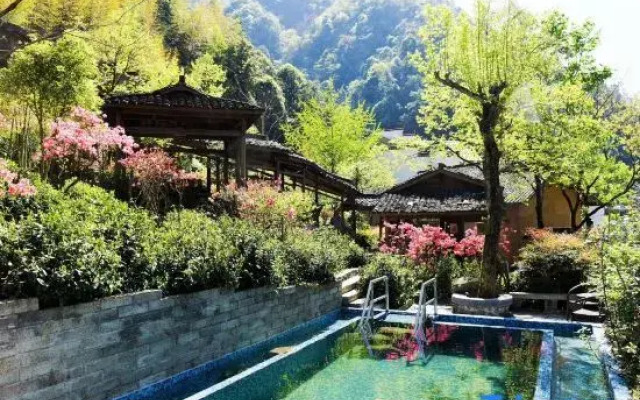 Yunmen Shanju Hotel