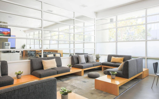 Ginosi East Bay Apartel