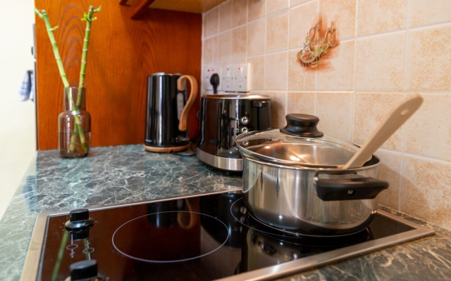 Gold Feathers Apartment By STAY BnB