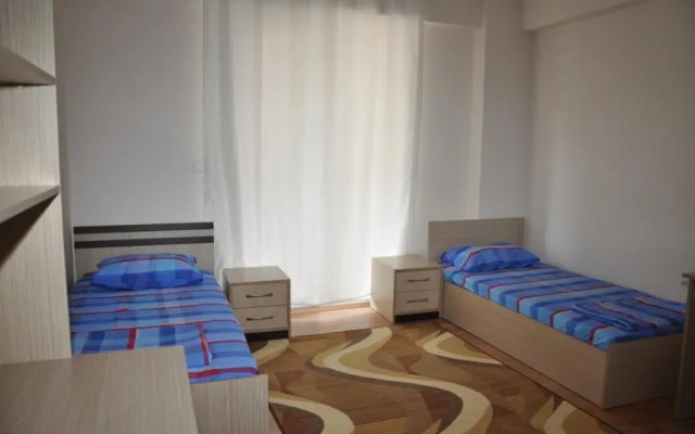 Oz Ulutas Apart