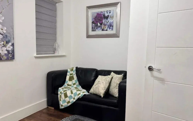 Contemporary 2bed House With Parking