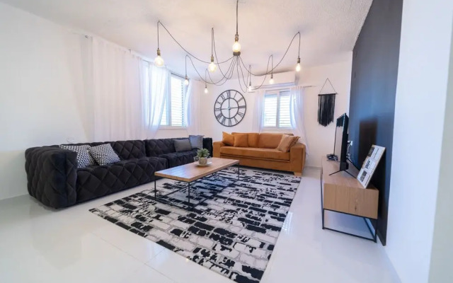 YalaRent Sunny 3BR APT - Families only