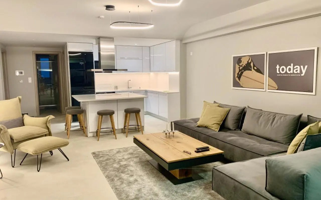 Fab New Flat in Central Athens w/ Acropolis Views