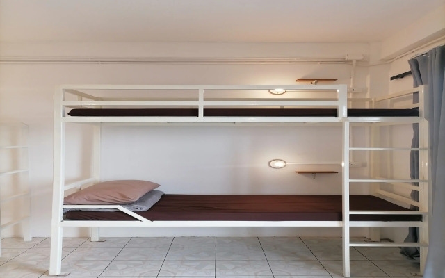 8 Sleepers Street Hostel