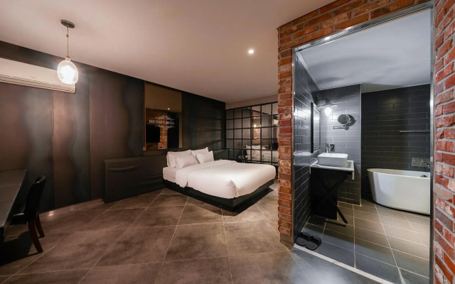 Hotel 2.4