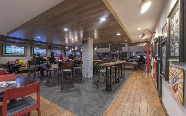 Holiday Inn & Suites Phoenix Airport North by IHG