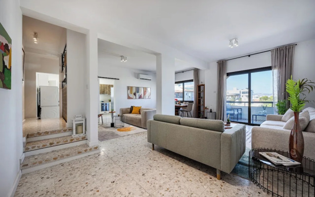 Trygoni Court - Elegant Downtown 3-bdr Apartment