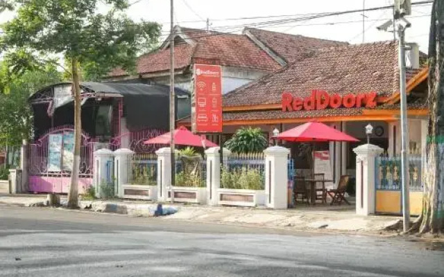 RedDoorz Plus @ Alun Alun Nganjuk