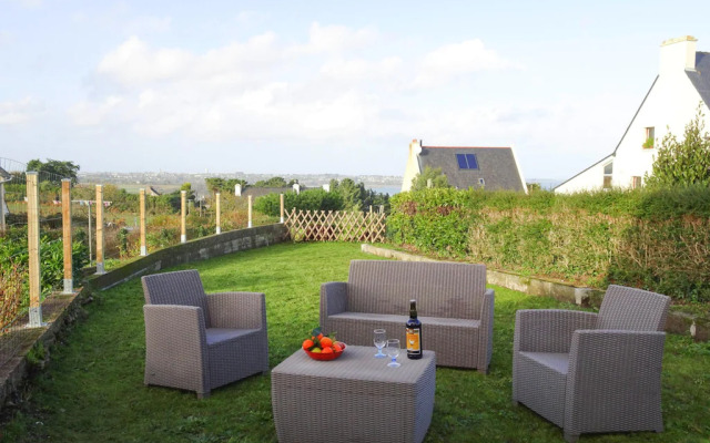 Terraced House With Garden and sea View, Paimpol