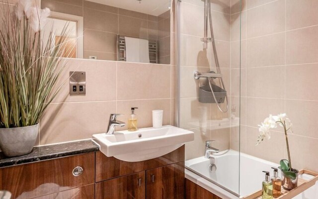 Beautiful Central Windsor Apartment