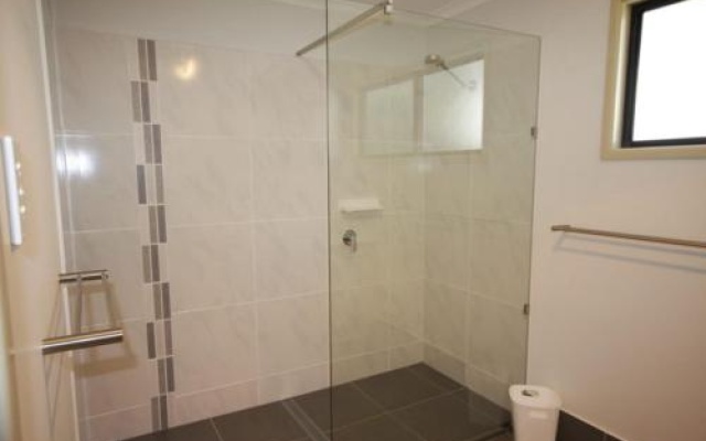 1 Naiad Court Lowset Family Home With Swimming Pool And Covered Deck. Pet Friendly – Bathroom – Rainbow Beach