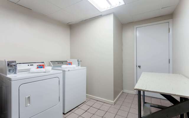 Super 8 by Wyndham Clarksville Northeast