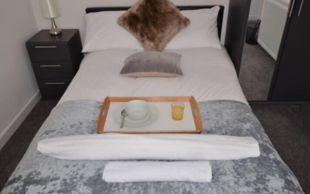 Beautiful 3-bed House in Wolverhampton