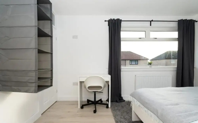 4 Bedrooms-2bath-free Parking