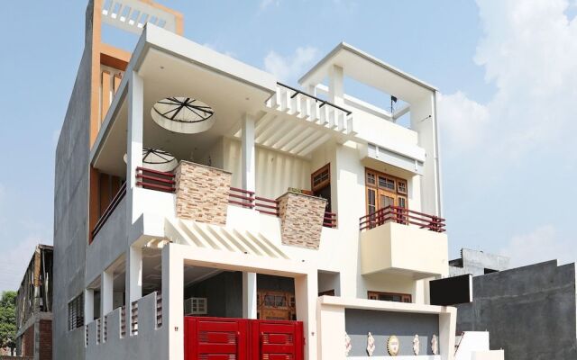OYO 9967 Hotel Surya