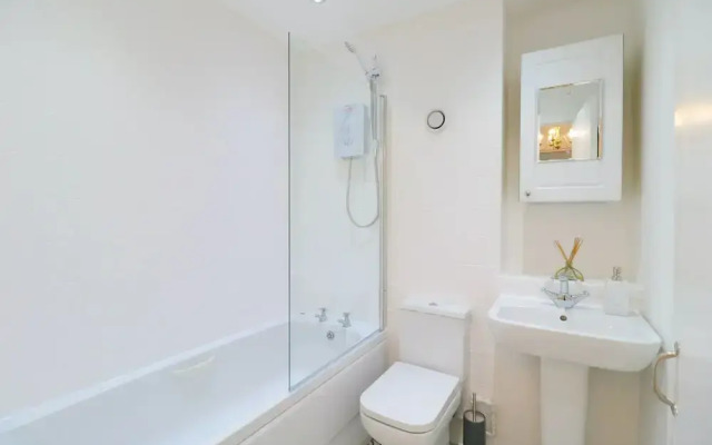 Comfortable Apartment in West End