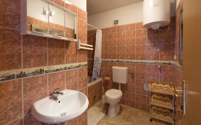Nice Home in Makarska With Wifi and 2 Bedrooms
