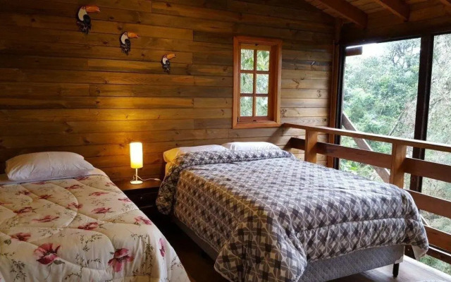 Chalé dos Tucanos- Parede de vidro com linda vista