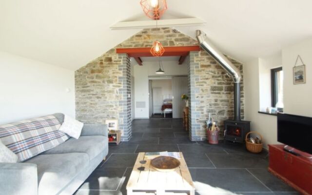 Holiday Home Cae Cwpwl