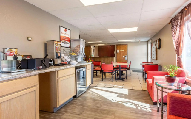 Econo Lodge Inn & Suites
