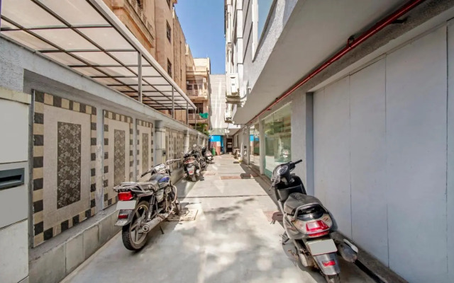 Treebo Premium Rose Mallow