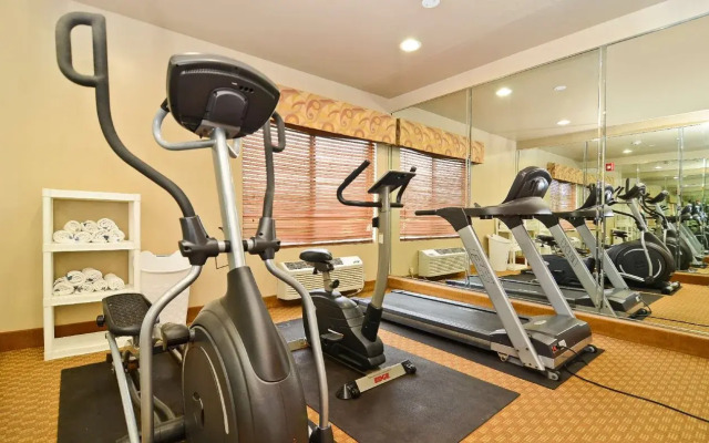 Spark by Hilton Oak Forest