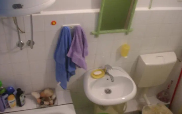 12 Monkeys Studio Apartment