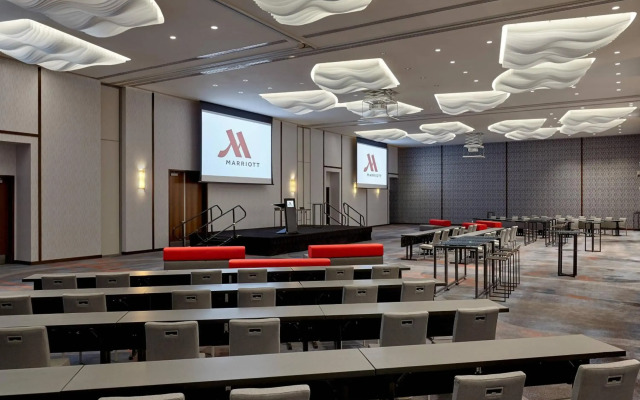 Calgary Airport Marriott In-Terminal Hotel