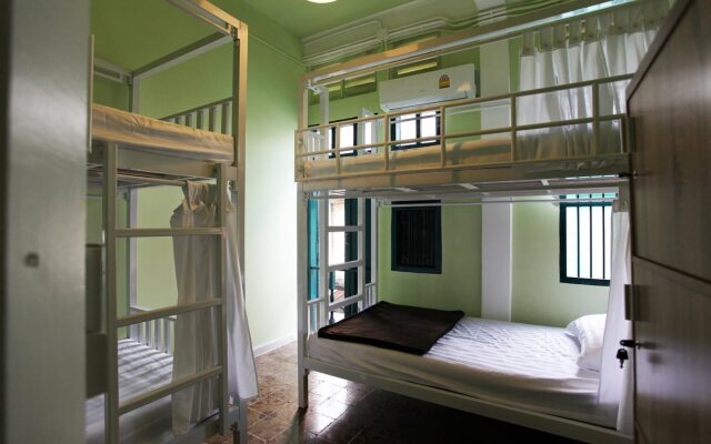 Baan Talat Phlu - Hostel