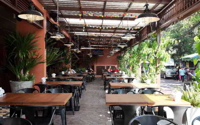 Rambuttri Village Inn & Plaza