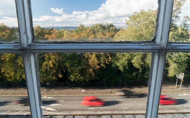 Queen St: Superb Penthouse Flat W/roof Terrace