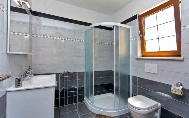 Amazing Home in Liznjan With Wifi and 2 Bedrooms