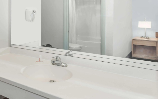 Super 8 by Wyndham Valdosta GA I-75