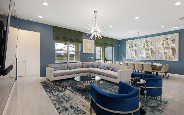 St010v: 10 Bed, Spiderman, Fashionista