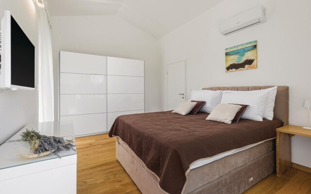 Awesome Home in Krnica with Hot Tub, WiFi & 3 Bedrooms