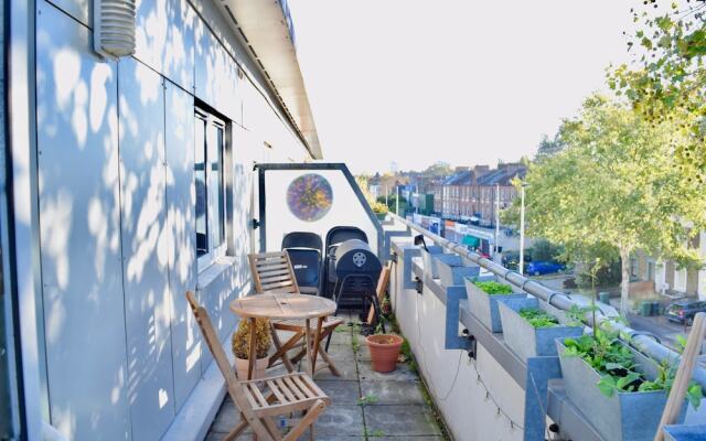 1 Bedroom Apartment in Clapham With Balcony