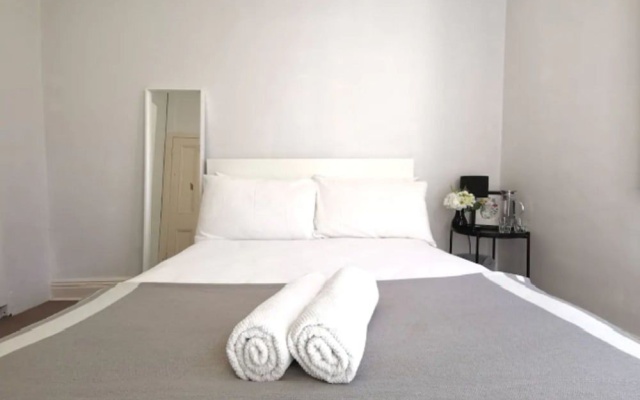 Deluxe Apartment with City Central View – Guest Rooms – Ho Chi Minh City