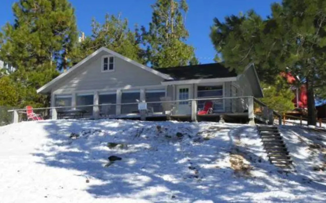 RedAwning Lakefront Retreat